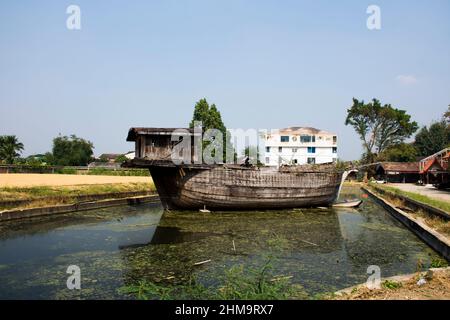 Zerbrochene Ruinen Holz chinesisches Segelschiff oder Beschädigung hölzerne antike Trödelboot china-Stil im Teich des Gartenparks für thailänder Reise Besuch in Wat Samph Stockfoto
