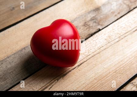 Ein großes rotes Herz auf Holzhintergrund Nahaufnahme Stockfoto