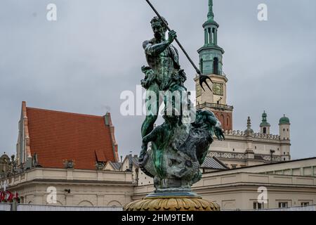 Der Neptunbrunnen auf dem Marktplatz (Rynek) in der Altstadt von Posen, Polen. Der Rathausturm im Hintergrund Stockfoto