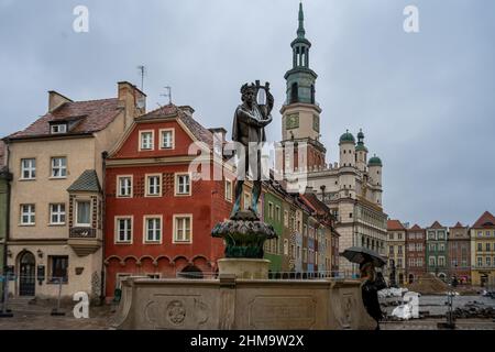4. Januar 2021 - Poznan, Polen: Der Apollo-Brunnen - einer der vier Brunnen auf dem alten Renaissance-Markt in Poznan Stockfoto