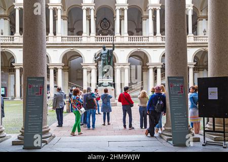 MAILAND, ITALIEN - 15. MAI 2018: Es handelt sich um nicht identifizierte Touristen im Innenhof der Pinacoteca Brera. Stockfoto