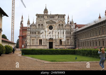 CERTOSA DI PAVIA, ITALIEN - 15. MAI 2018: Dies ist die Fassade der Klosterkirche des Kartäuserklosters, erbaut im 15th. Jahrhundert. Stockfoto