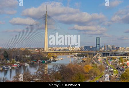 Belgrad, Serbien - 23. November 2021: Hängebrücke Ada Pylon über den Fluss Sava im Belgrader Herbsttag. Stockfoto