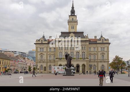 Novi Sad, Serbien - 21. September 2021: Rathaus County Government Office Building am Platz der Freiheit Herbsttag. Stockfoto