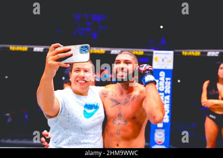 Zrenjanin, Vojvodina, Serbien 16. Oktober 2021: MMA XXXVI SBC Turnier. Junge lächelnde Frau nimmt Selfie mit glücklichen MMA Kämpfer Gewinner, feiern die Stockfoto