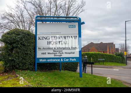 Straßenschild, das Besucher zum Haupteingang und Parkplatz des King Edward VII Hospital in Windsor, Großbritannien, führt Stockfoto