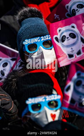 Cang Tia Kchou, China. 08th. Februar 2022. Fans während der Qualifikation der Männer und Frauen´s parallelen Riesenslalom im Zhangjiakou National CC Skiing Center, China, am 8. Februar 2022, während der Olympischen Winterspiele 2022. Kredit: Roman Vondrous/CTK Foto/Alamy Live Nachrichten Stockfoto