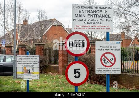 Schilder mit Einschränkungen und Informationen zur Einfahrt in den Parkplatz des Patienten am Kin Edward VII Hospital in Windsor, Großbritannien Stockfoto