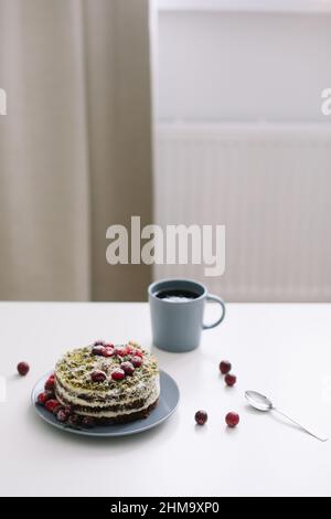 Kuchen mit Spinat und Creme mit frischen Preiselbeeren, gesunde Ernährung, Diät-Frühstück dekoriert Stockfoto