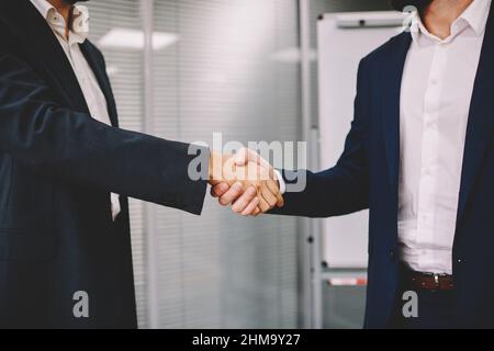 Geschäftskollegen Händeschütteln im Büro Stockfoto