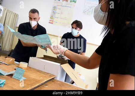 Italien, Arezzo, 21. september 2020 : Zählen der Stimmzettel des Verfassungsreferendums zur Kürzung der italienischen Parlamentarier. Es wird gezählt wi Stockfoto