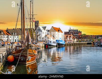 Die Altstadt von Wismar mit dem Hafen bei Sonnenuntergang Stockfoto