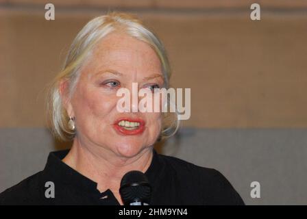 Louise Fletcher, die US-amerikanische preisgekrönte Fernseh-, Film- und Bühnenschauspielerin, die vor allem für Star Trek: Deep Space Nine bekannt ist, und einer flog über das Kuckuckennest. Stockfoto