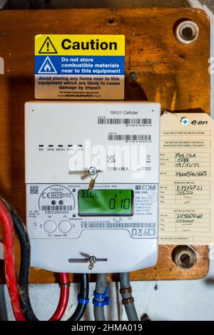 Elektrisches Smart Meter aus der Nähe auf einer Elektro-Platine des Haushalts Stockfoto
