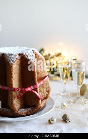 Italienische Küche.traditionelle italienische Weihnachten Pandoro Kuchen isoliert auf weißem Hintergrund. Weihnachten und Feiertage. Stockfoto