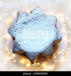 Italienische Küche.traditionelle italienische Weihnachten Pandoro Kuchen isoliert auf weißem Hintergrund. Weihnachten und Feiertage. Stockfoto
