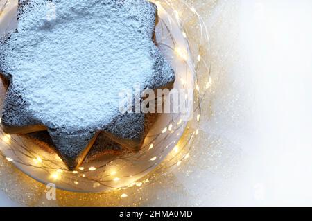 Italienische Küche.traditionelle italienische Weihnachten Pandoro Kuchen isoliert auf weißem Hintergrund. Weihnachten und Feiertage. Stockfoto