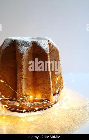 Italienische Küche.traditionelle italienische Weihnachten Pandoro Kuchen isoliert auf weißem Hintergrund. Weihnachten und Feiertage. Stockfoto