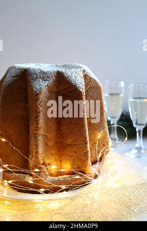 Italienische Küche.traditionelle italienische Weihnachten Pandoro Kuchen isoliert auf weißem Hintergrund. Weihnachten und Feiertage. Stockfoto