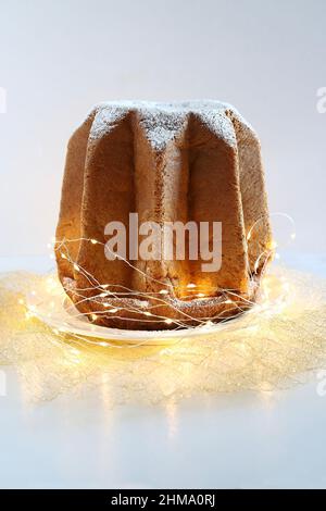 Italienische Küche.traditionelle italienische Weihnachten Pandoro Kuchen isoliert auf weißem Hintergrund. Weihnachten und Feiertage. Stockfoto