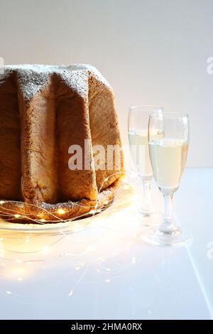 Italienische Küche.traditionelle italienische Weihnachten Pandoro Kuchen isoliert auf weißem Hintergrund. Weihnachten und Feiertage. Stockfoto