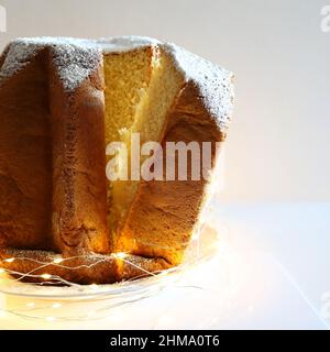 Italienische Küche.traditionelle italienische Weihnachten Pandoro Kuchen isoliert auf weißem Hintergrund. Weihnachten und Feiertage. Stockfoto