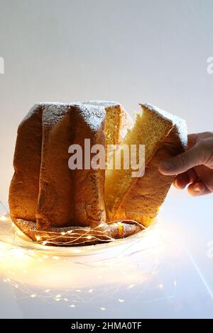 Italienische Küche.traditionelle italienische Weihnachten Pandoro Kuchen isoliert auf weißem Hintergrund. Weihnachten und Feiertage. Stockfoto