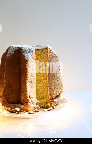 Italienische Küche.traditionelle italienische Weihnachten Pandoro Kuchen isoliert auf weißem Hintergrund. Weihnachten und Feiertage. Stockfoto