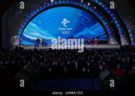 Peking, China. 8th. Februar 2022. Zuschauer Short Track : Frauen-Medaille 500m Zeremonie während der Olympischen Winterspiele 2022 in Peking auf der Beijing Medal Plaza in Peking, China . Quelle: AFLO SPORT/Alamy Live News Stockfoto