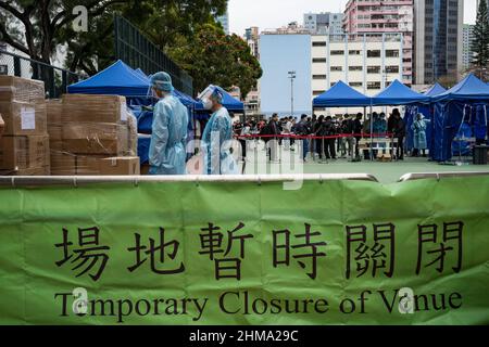 Hongkong, China. 08th. Februar 2022. Gesundheitshelfer im Nukleinsäuretestzentrum in Tsuen Wan. Während Hongkong gegen die fünfte Welle von Covid-19 kämpft, haben Gesundheitsbehörden einen Rekordwert von 625 Covid-19 Fällen gemeldet. Während sich Bewohner für Covid-19-Tests in der Stadt anstellen, kündigt die Regierung an, dass öffentliche Versammlungen und private Räumlichkeiten von mehr als zwei Familien verboten werden dürfen. Kredit: SOPA Images Limited/Alamy Live Nachrichten Stockfoto