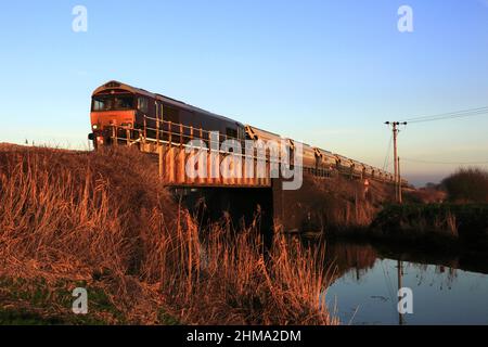 GBRF 66746 Diesel-Güterzug in der Nähe des Stadtbahnhofs von Whittlesey, Fenland, Cambridgeshire, England. Stockfoto