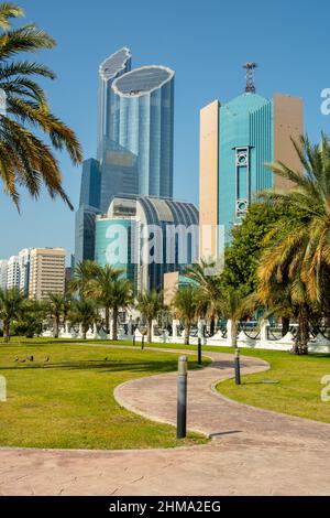 Der 30-stöckige Etisalat Abu Dhabi Turm mit einer riesigen Kugel auf dem Dach, die durch die Palmen in Abu Dhabi gesehen wird Stockfoto