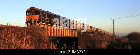 GBRF 66746 Diesel-Güterzug in der Nähe des Stadtbahnhofs von Whittlesey, Fenland, Cambridgeshire, England. Stockfoto