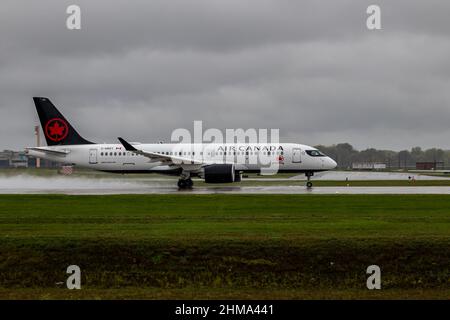 Montreal, Quebec, Kanada 10-02-2021: Air Canada Airbus A220-300 fin 114, Registrierung C-GMZY. Start von Montreal an einem regnerischen Tag. Stockfoto