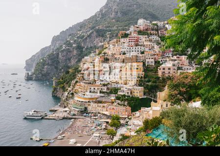 Stadt mit typischen Wohnhäusern am Hang der felsigen Klippe an der Küste mit Strand in der Nähe von ruhigen Meer in Italien Stockfoto