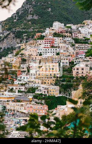 Stadt mit typischen Wohnhäusern am Hang der felsigen Klippe an der Küste mit Strand in der Nähe von ruhigen Meer in Italien Stockfoto