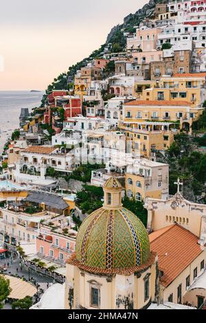 Stadt mit typischen Wohnhäusern am Hang der felsigen Klippe an der Küste mit Strand in der Nähe von ruhigen Meer in Italien Stockfoto