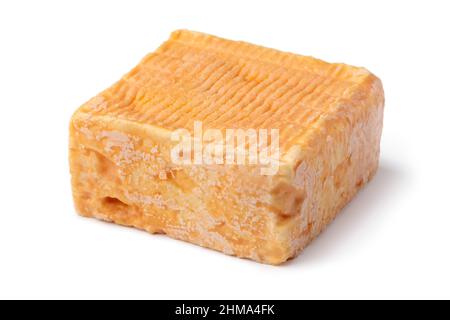 Einzelnes ganzes Stück Limburger oder Herve Käse mit einem starken Geruch isoliert auf weißem Hintergrund Stockfoto