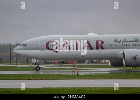 Montreal, Quebec, Kanada 10-02-2021: Die vordere Hälfte einer Qatar Boeing B777, die in Montreal landete und an einem regnerischen Nachmittag aus Doha eintraf. Registrierung Stockfoto