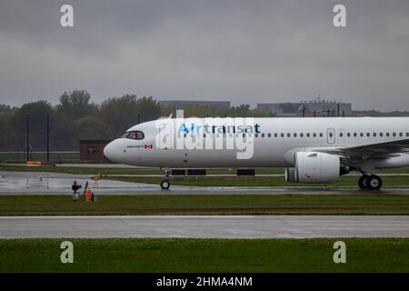 Montreal, Quebec, Kanada 10-02-2021: Air Transat Airbus A321 NEO rollt nach der Landung in Montreal. Stockfoto