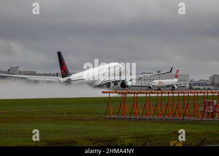 Montreal, Quebec, Kanada 10-02-2021: Air Canada Airbus A330-300, der an einem regnerischen Nachmittag von Montreal abfliegt. REGISTRIERUNG C-GEFA, FIN 939. Stockfoto