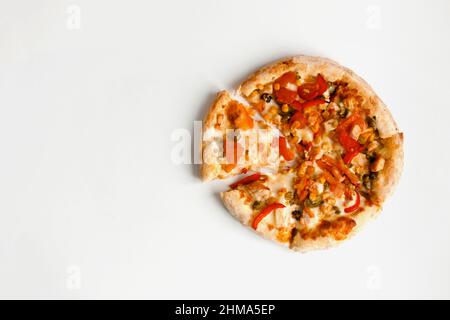 Kleine mexikanische Pizza in Pappkarton zur Anlieferung oder zum Mitnehmen isoliert auf Weiß. Draufsicht Stockfoto