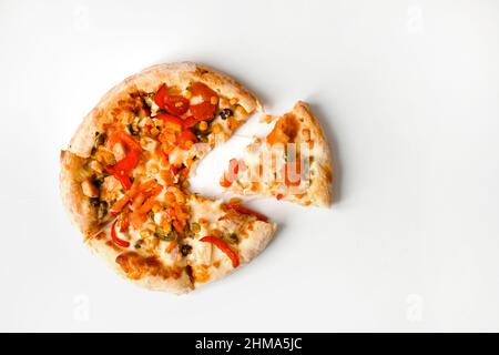 Kleine mexikanische Pizza in Pappkarton zur Anlieferung oder zum Mitnehmen isoliert auf Weiß. Draufsicht Stockfoto