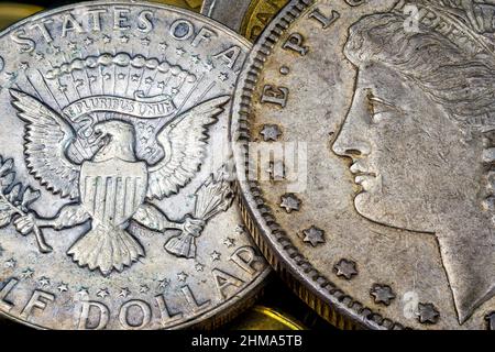 Cádiz, Spanien: 8th 2022. Februar 1890 eine Dollar und eine halbe Dollar Münze aus nächster Nähe Stockfoto