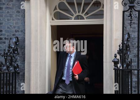 London, Großbritannien. 8th. Februar 2022. Simon Clarke, Chief Secretary of the Treasury, verließ das Hotel nach der wöchentlichen Kabinettssitzung in der Downing Street Nr. 10. Quelle: Uwe Deffner/Alamy Live News Stockfoto