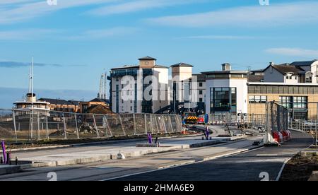 Leith, Edinburgh, Schottland, Großbritannien, 8th. Februar 2022. Straßenbahnen nach Newhaven Bau: Da sich das Großprojekt dem letzten Jahr nähert, die Arbeiten termingerecht und im Frühjahr 2023 im Rahmen des Budgets von £207,3m fertiggestellt werden, sind in Leith zahlreiche Straßen für den Verkehr gesperrt. Mehr als 60 % der Gleise wurden nun verlegt (2,8km) und 85 % der Umleitungen der Versorgungsunternehmen wurden durchgeführt. Im Bild: Die Straßenbahnschienen am Ocean Drive mit dem schwimmenden Hotel Fingal Stockfoto