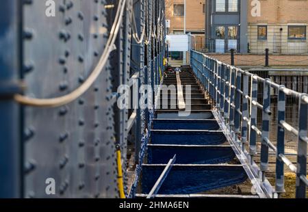 Leith, Edinburgh, Schottland, Großbritannien, 8th. Februar 2022. Im Bild: Es werden Arbeiten zur Wiederherstellung des Gehwegs der alten gusseisernen Schaukelbrücke, der Victoria Bridge, durchgeführt Stockfoto