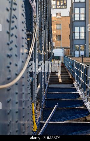 Leith, Edinburgh, Schottland, Großbritannien, 8th. Februar 2022. Im Bild: Es werden Arbeiten zur Wiederherstellung des Gehwegs der alten gusseisernen Schaukelbrücke, der Victoria Bridge, durchgeführt Stockfoto
