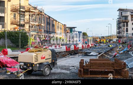 Leith, Edinburgh, Schottland, Großbritannien, 8th. Februar 2022. Straßenbahnen nach Newhaven Bau: Da sich das Großprojekt dem letzten Jahr nähert, die Arbeiten termingerecht und im Frühjahr 2023 im Rahmen des Budgets von £207,3m fertiggestellt werden, sind in Leith zahlreiche Straßen für den Verkehr gesperrt. Mehr als 60 % der Gleise wurden nun verlegt (2,8km) und 85 % der Umleitungen der Versorgungsunternehmen wurden durchgeführt. Im Bild: Die Straßenbahnstrecke, die am Ocean Drive gebaut wird Stockfoto