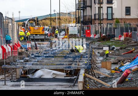Leith, Edinburgh, Schottland, Großbritannien, 8th. Februar 2022. Straßenbahnen nach Newhaven Bau: Da sich das Großprojekt dem letzten Jahr nähert, die Arbeiten termingerecht und im Frühjahr 2023 im Rahmen des Budgets von £207,3m fertiggestellt werden, sind in Leith zahlreiche Straßen für den Verkehr gesperrt. Mehr als 60 % der Gleise wurden nun verlegt (2,8km) und 85 % der Umleitungen der Versorgungsunternehmen wurden durchgeführt. Im Bild: Die Straßenbahnstrecke, die am Ocean Drive gebaut wird Stockfoto